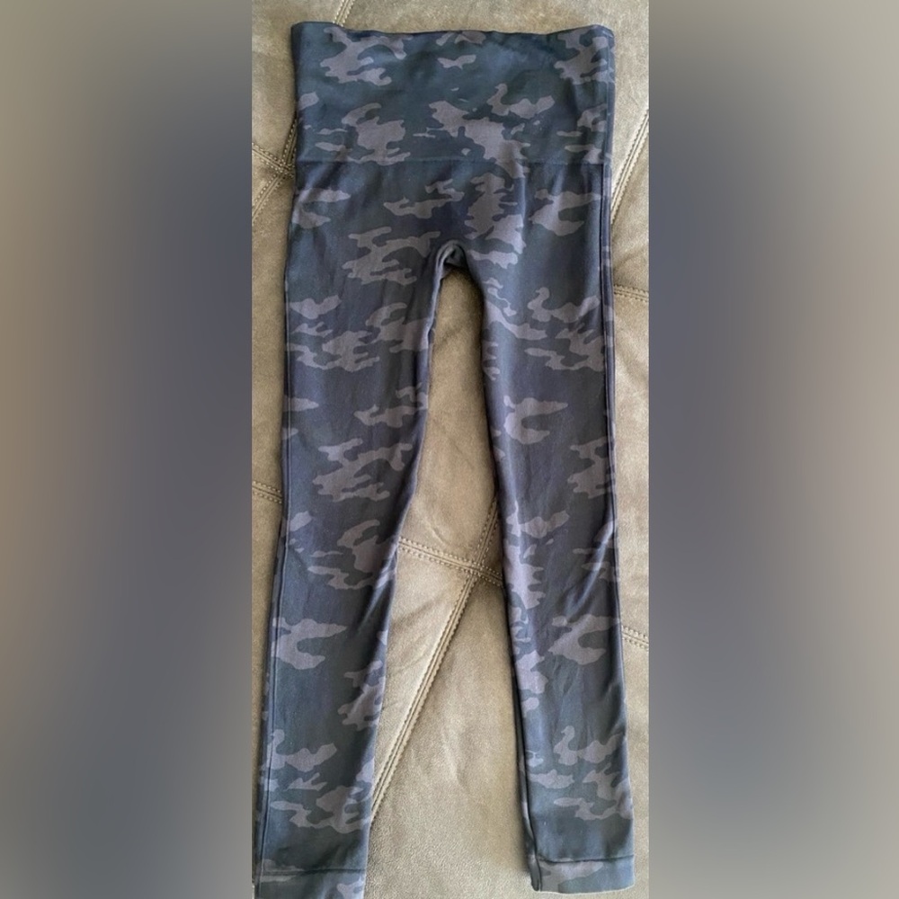 SPANX Look at Me Now Seamless black Camo leggings Med. EUC